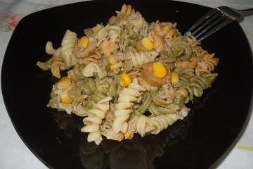 Salada fácil de macarrão e atum