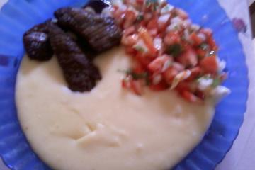 Pirão de aipim com carne de sol e salada
