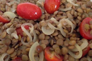 Salada de lentilha e tomate (vegetariana)