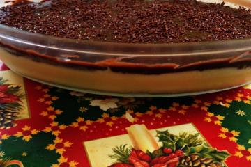 Mousse de maracujá com cobertura de chocolate