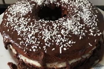 Bolo de chocolate com cobertura de chocolate e recheio de coco