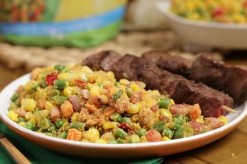 Farofa caribenha com espetinho de carne