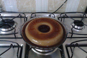 Pudim de batata doce e banana com calda de alfarroba