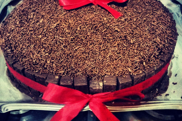Bolo de chocolate com recheio de morango e palitinhos