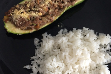 Canoa de abobrinha recheada com carne moída