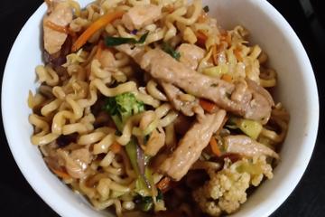 Yakissoba de frango e carne