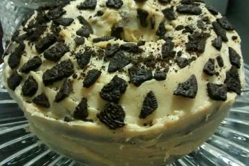 Bolo de Oreo com cobertura de leite em pó