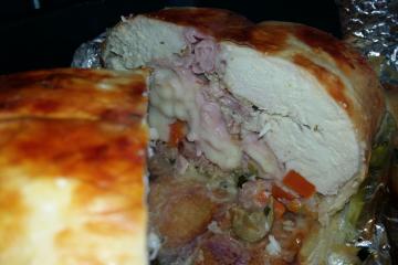 Frango desossado recheado com presunto, queijo e bacon