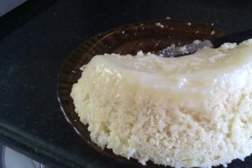 Bolo de creme com coco
