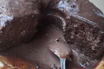 Visão  Receita de bolo de chocolate e ovos com calda de