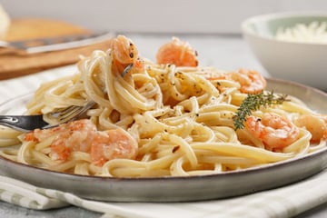Espaguete com camarão, requeijão e creme de leite bem cremoso e suculento