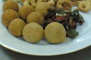 Bolinho de batata recheado com queijo e presunto