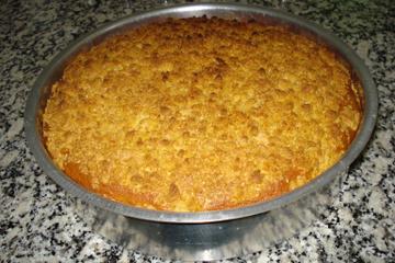 Cuca de baunilha com farofinha de coco e canela