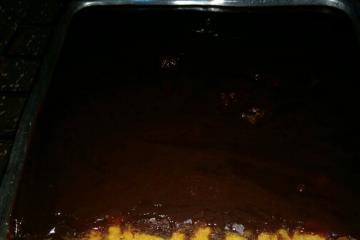 Bolo de cenoura com calda de chocolate