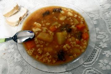 Sopa de macarrão, legumes e carne