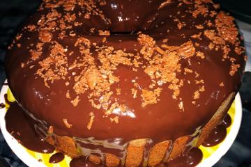 Bolo de cenoura com calda de chocolate