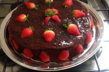 Bolo de chocolate com morango