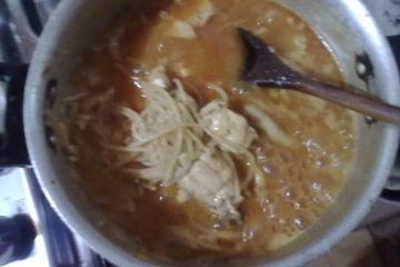 Frango com macarrão na mesma panela
