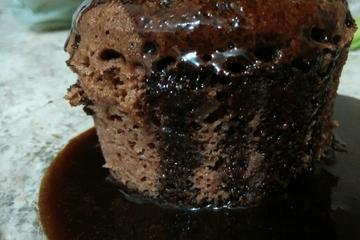 Bolo de caneca com cobertura