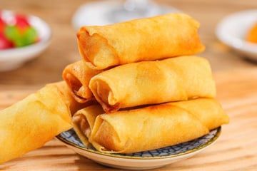 Rolinho primavera com massa crocante fininha e recheio de legumes