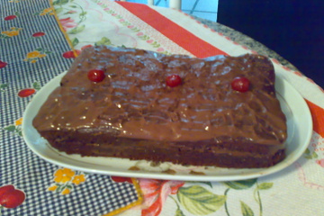 Bolo de chocolate com cerejas