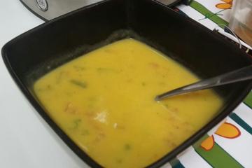 Sopa de inhame, cenoura e creme de leite