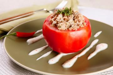 Tomates recheados com atum