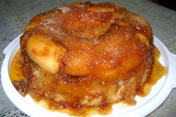 Bolo de banana com calda