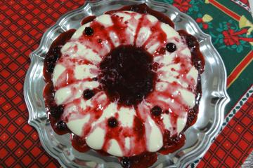 Pudim de geladeira com calda de frutas vermelhas do Kiko