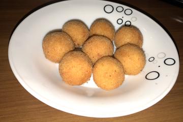 Bolinha de milho com queijo