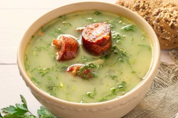 Caldo verde com batata cremoso e saboroso que não fica farinhento
