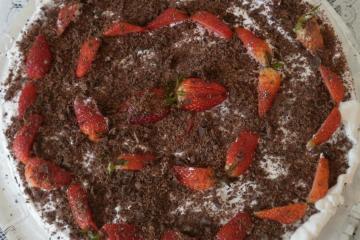 Bolo de chocolate e morango com Twix
