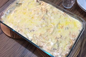 Macarrão com carne moída e queijo