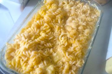Macarrão ao molho branco com presunto e queijo