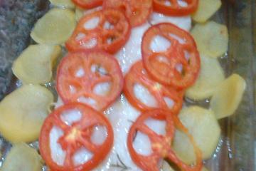 Filé de peixe assado com batatas