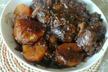 Carne assada com batatas douradas