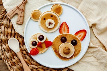 Panqueca doce em formato de animais: receita divertida com frutas para crianças