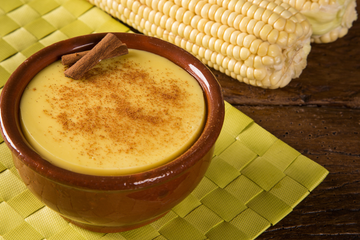 Antes mesmo da Festa Junina chegar, eu já estava fazendo esse curau de milho verde tradicional e irresistível