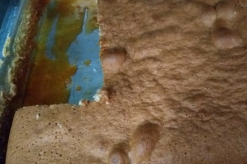 Bolo invertido de banana caramelada de liquidificador