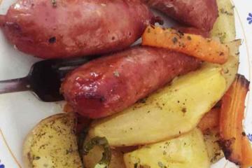 Linguiça ao forno com batatas