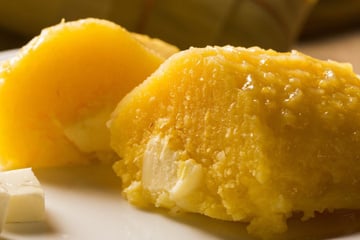 Pamonha salgada com queijo cremoso tradicional que já sai recheada