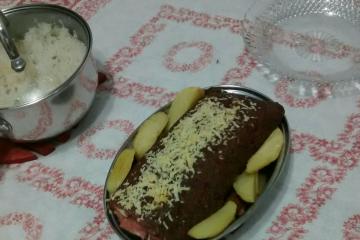 Rocambole de carne moída com queijo e presunto