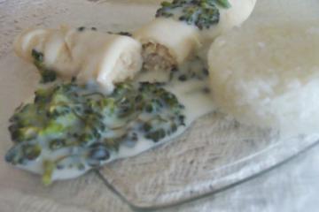 Panqueca de filé de merluza ao molho branco e brócolis