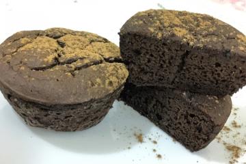 Bolo de cacau e biomassa de banana verde