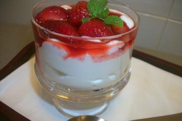 Sobremesa rápida de morango com creme