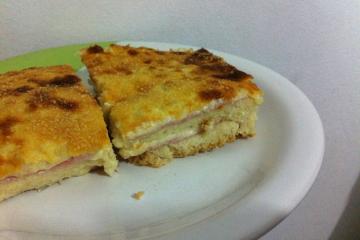 Torta de pão de forma no forno.