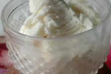 Frozen iogurte com calda de frutas vermelhas