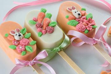 Cake pop de bolo de cenoura
