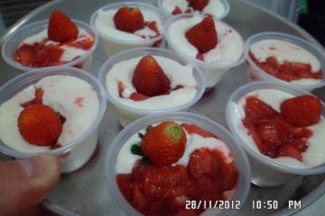 Sobremesa rápida de morango com creme