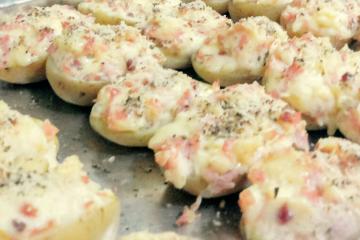 Batata recheada com requeijão e bacon